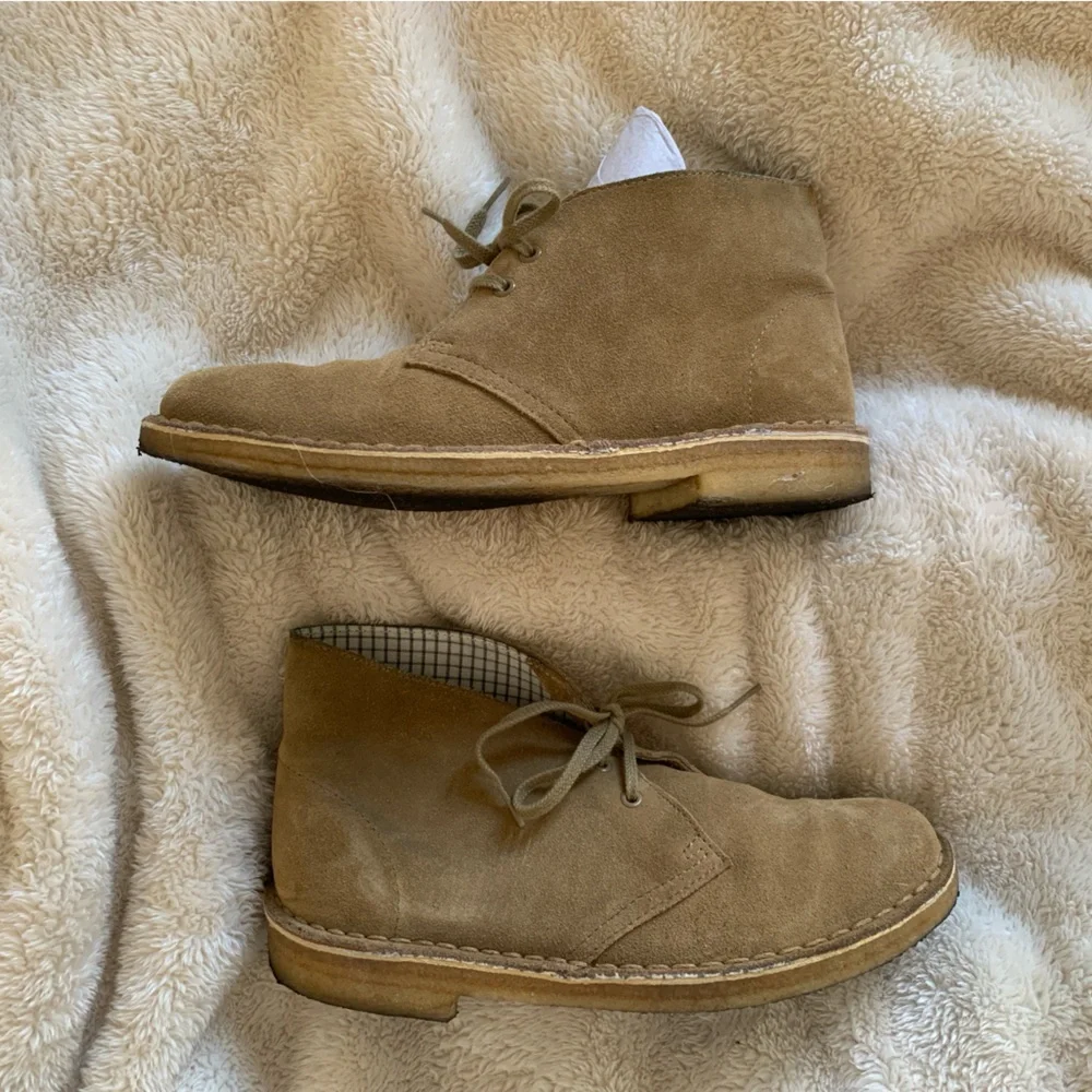 Clarks Women's Light Tan Suede Desert Boots